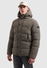 Grijze gewatteerde jas met een capuchon, zwarte knopen, zijzakken met rits en een logo patch op de mouw. Glad, lichtgewicht stoftextuur.