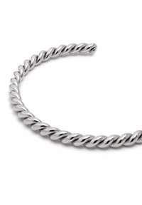 Silberner, gedrehter Metallarmreif mit einer glatten, reflektierenden Oberfläche und einem eleganten, kreisförmigen Design.