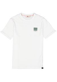 Camiseta de algodón blanca de mangas cortas, con un pequeño parche de logo rectangular verde en el pecho. Textura suave con cuello redondo.
