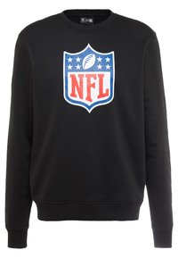 Felpa nera con logo NFL a colori, accanto a stelle e una grafica di un pallone da football. Girocollo e polsini a coste con una texture liscia.