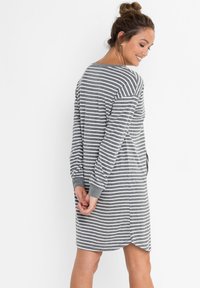 bonprix MODERNES HAUS MIT PRAKTISCHER KÄNGURU-TASCHE - Camicia da notte - grau