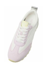 Sneaker in white leather with light purple suede accents, round toe, white laces, and a metallic heel tab; textured surface with logo tag.