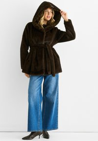 Brown faux fur hoodie coat with belt, featuring a soft texture, wide sleeves, and pockets. Paired with high-waisted, loose blue jeans.