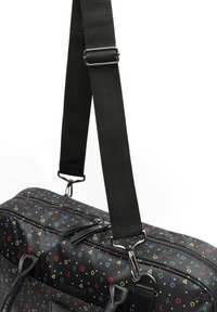 Sac noir avec des motifs géométriques colorés, fabriqué en nylon avec une finition texturée, équipé de quincaillerie en métal et d'une bandoulière réglable.