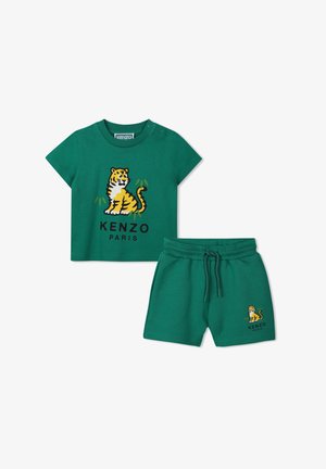 Groene katoenen set bestaande uit een shirt met korte mouwen met een tijgerafbeelding en bijpassende shorts met een elastische tailleband en drawstring.