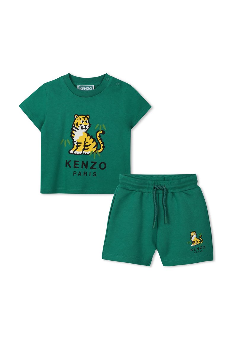 Groene katoenen set bestaande uit een shirt met korte mouwen met een tijgerafbeelding en bijpassende shorts met een elastische tailleband en drawstring.