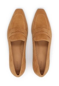 Mocassins en daim de couleur beige clair, avec un bout carré, des coutures décoratives sur le devant et une semelle intérieure texturée avec de petites perforations.