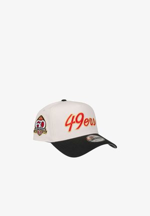 Biała i czarna czapka z daszkiem z napisem "49ers" w czerwieni i złocie na przodzie oraz naszywką "60 Seasons 1946-2005" na boku.