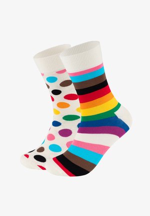 Kleurige katoenen sokken: de ene met multicolore stippen op een crème achtergrond, de andere met horizontale strepen in levendige kleuren.