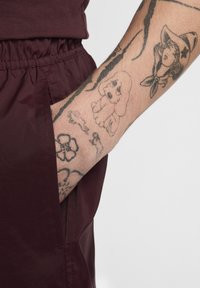 Nike Sportswear CLUB FLOW - Shorts - burgundy crush white