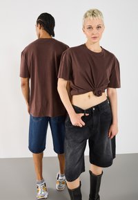 YOURTURN UNISEX BASIC GARMENT WASHED - Jednoduché tričko - coffee bean