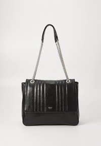 Schwarze Lederhandtasche mit einer strukturierten Form, die ein vertikal geriffeltes Design, einen silbernen Kettenriemen und ein Logodetail auf der Vorderseite aufweist.