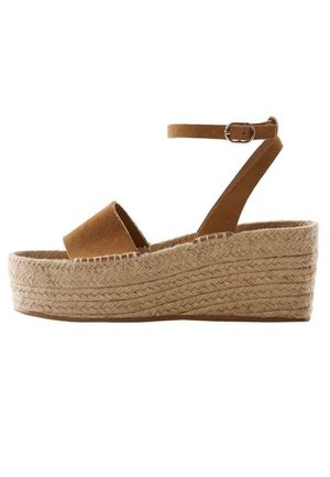 Brun ruskind kile sandal med ankelrem og spænde, med flet platformsål af jutestof.