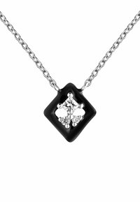 Colgante de esmalte negro en forma de diamante con tres piedras preciosas transparentes, unido a una cadena de plata con eslabones entrelazados.