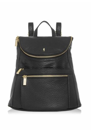 Sort læderrygsæk med tekstureret overflade, guldlynlåse, frontlomme, topstrop og justerbare skulderstropper på hvid baggrund.