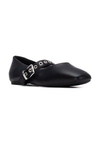Zapatos planos negros con punta puntiaguda, hechos de material liso. Presentan una correa decorativa con ojales plateados y un detalle de hebilla lateral.