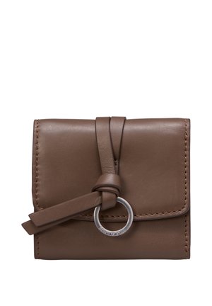 Bruine leren portemonnee met een klep die is beveiligd door een lusriem door een zilveren ring gegraveerd met "Marc O' Polo".