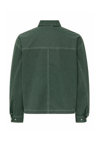 Chaqueta de mezclilla verde con cuello tipo solapa, costura en la parte trasera y cierres de botón en los puños. Corte recto y detalles de costura en contraste.