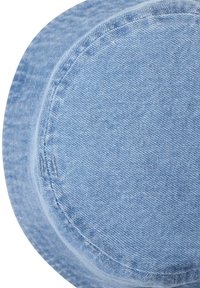 Helleblauer Denim-Bucket-Hut mit weicher Textur, runder Krone und sichtbaren Ziernähten am Rand.