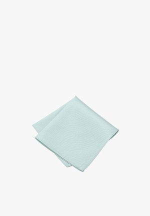 Hellblaue gefaltete Stoffserviette mit dezenten strukturierten Streifen auf einem weißen Hintergrund.