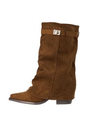 Brun ruskind mid-kalvesstøvle med perforeret mønster, løstsiddende design, spids tå, lav blokhæl og dekorativ rem med guldbeslag.