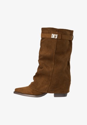 Bruine suède laarzen tot halverwege de kuit met geperforeerd patroon, slordig ontwerp, puntige neus, lage blokhak en decoratieve riem met een gouden gesp.