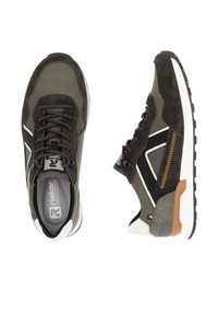 Mörkgröna sneakers med en blandning av nät och mocka, med svarta detaljer och orange sömmar. Gummisula och rund snörning.