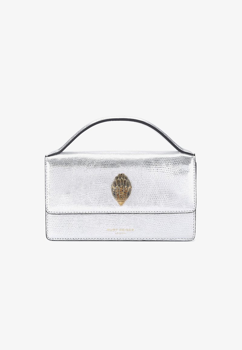 Sac à main en cuir métallique argenté avec une surface texturée, accent en forme de coquillage doré et anse supérieure. Il possède une fermeture à rabat et aucune sangle visible.