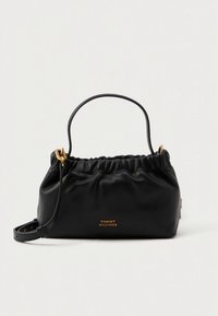 Svart veske i mykt skinn med rynket topp, enkelt håndtak på toppen, justerbar rem, og liten gullfarget "Tommy Hilfiger"-logo midt foran.