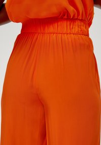 s.Oliver Spodnie materiałowe