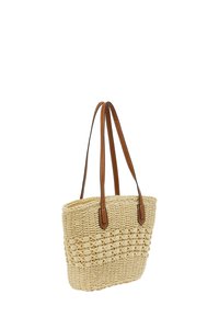 Geweven rieten tote bag in een lichte tan kleur, voorzien van bruine leren handvatten en een gestructureerd patroon op de onderste helft.
