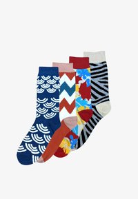 Cuatro pares de calcetines: azul marino con olas blancas, rojo y beige con zigzag, con flores multicolores y de rayas negras y blancas, cada uno con puños acanalados.