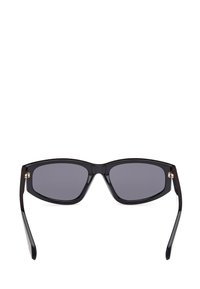 Černé obdélníkové sluneční brýle s tmavými čočkami. Lesklý plastový rám s zlatými akcenty na pantech. Plynulé, ploché nožičky.