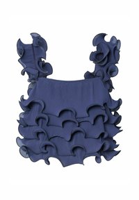 Marineblauwe top met gelaagde ruffles, gemaakt van textuurstof, met een golvend ontwerp langs de halslijn en rondom het lichaam.