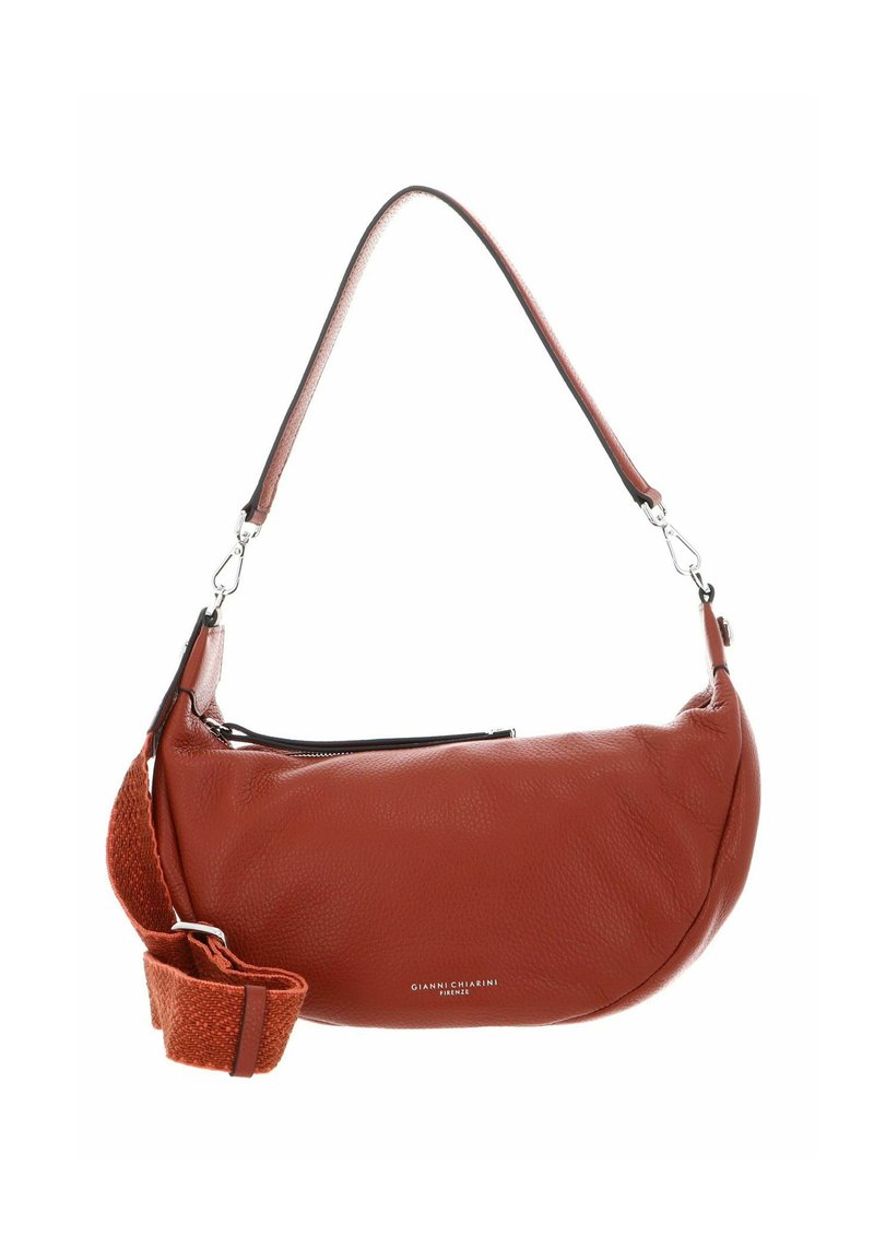 Borsa a mano in pelle rossa con forma curvata, dotata di chiusura con zip, texture liscia e tracolla intrecciata in contrasto. Il logo è visibile sul davanti.