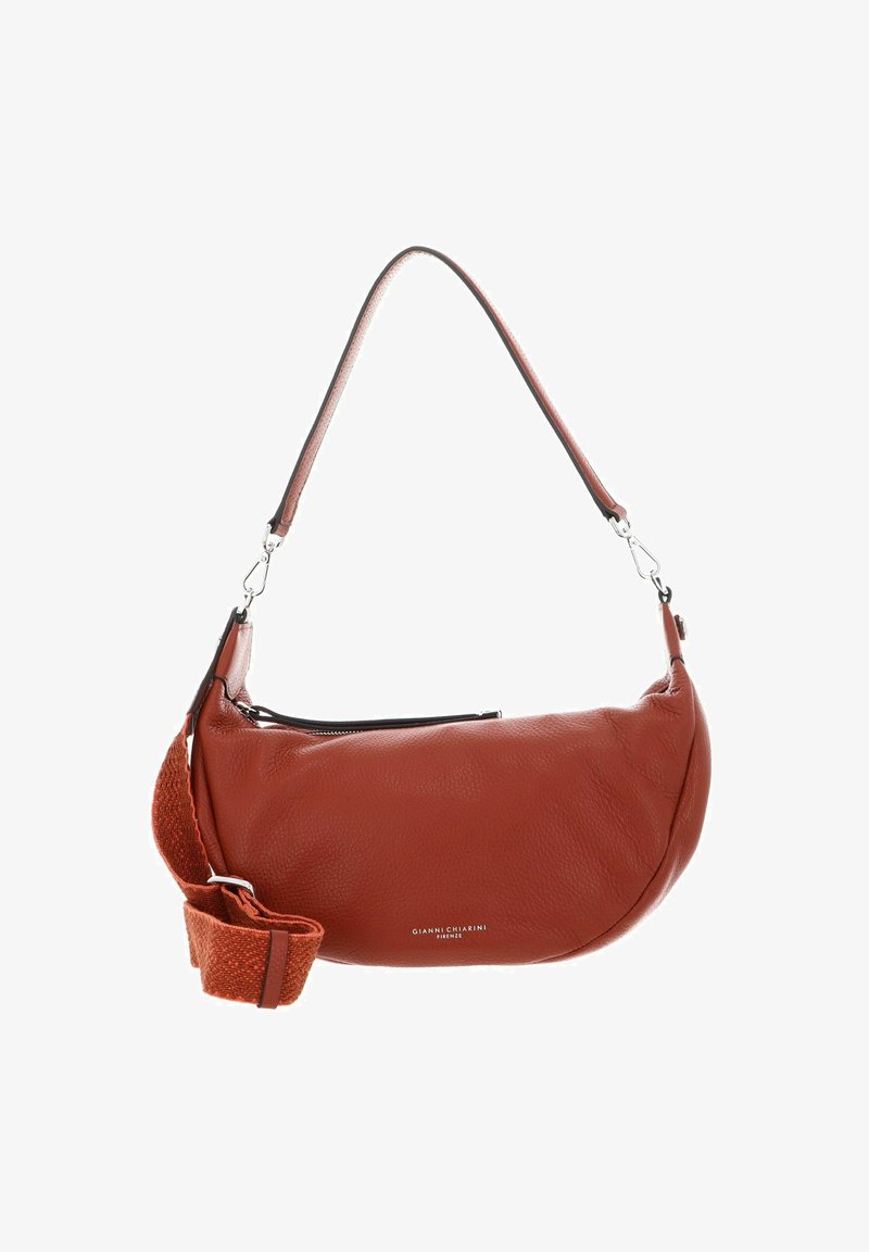 Borsa a mano in pelle rossa con forma curvata, dotata di chiusura con zip, texture liscia e tracolla intrecciata in contrasto. Il logo è visibile sul davanti.