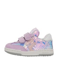 Sneaker in suede viola con un lato di paillettes iridescenti, due strap in velcro e dettagli bianchi, con suola in gomma texturizzata.