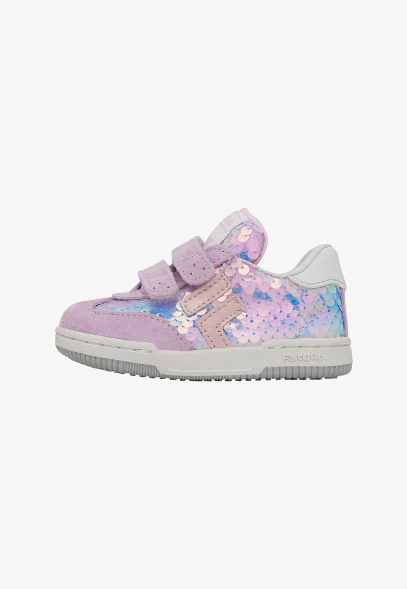 Sneaker in suede viola con un lato di paillettes iridescenti, due strap in velcro e dettagli bianchi, con suola in gomma texturizzata.