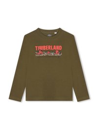 Olijfgroene T-shirt met lange mouwen, gemaakt van katoen, met een gedurfde rode "TIMBERLAND" grafiek en een zwart en oranje bergontwerp met slogan eronder.