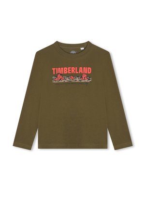 Olijfgroene T-shirt met lange mouwen, gemaakt van katoen, met een gedurfde rode "TIMBERLAND" grafiek en een zwart en oranje bergontwerp met slogan eronder.