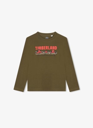 Olijfgroene T-shirt met lange mouwen, gemaakt van katoen, met een gedurfde rode "TIMBERLAND" grafiek en een zwart en oranje bergontwerp met slogan eronder.
