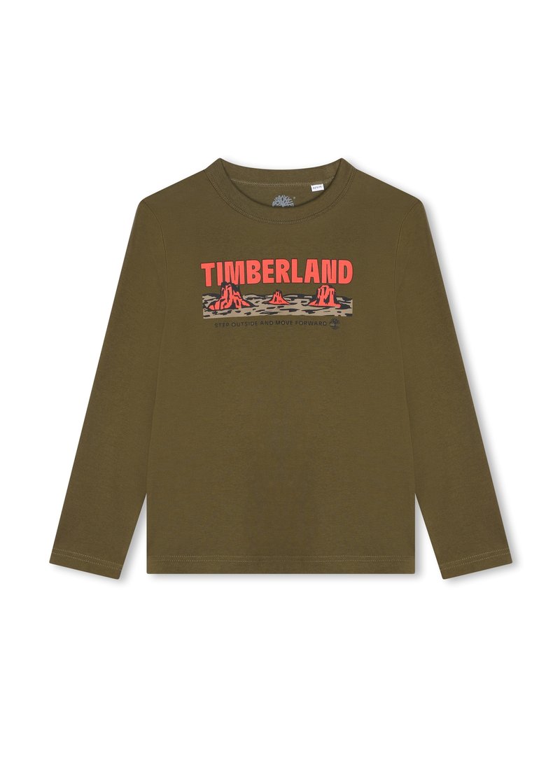 Olijfgroene T-shirt met lange mouwen, gemaakt van katoen, met een gedurfde rode "TIMBERLAND" grafiek en een zwart en oranje bergontwerp met slogan eronder.