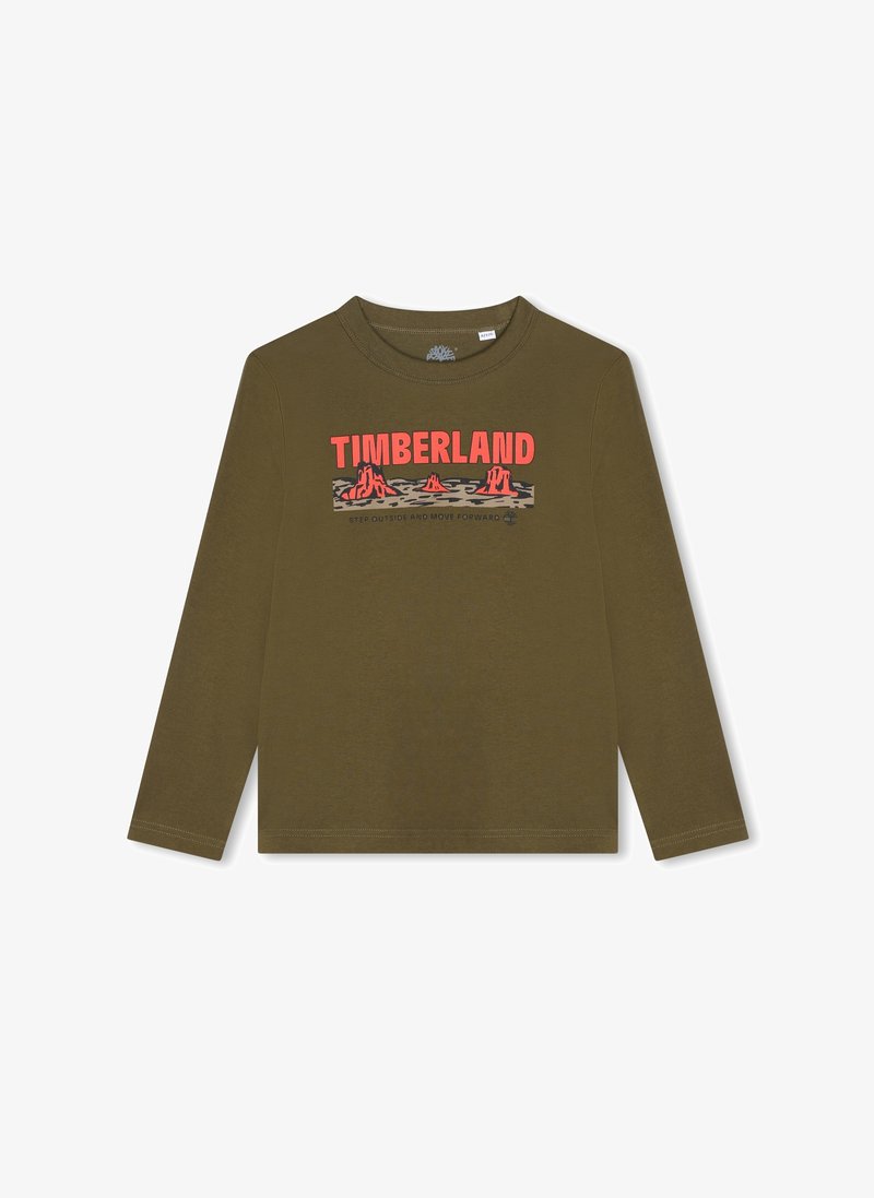 Olijfgroene T-shirt met lange mouwen, gemaakt van katoen, met een gedurfde rode "TIMBERLAND" grafiek en een zwart en oranje bergontwerp met slogan eronder.