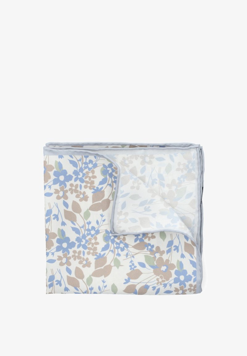 Koc w kwiatowy wzór z miękkiego materiału, z jasnoniebieskimi i beżowymi kwiatami na białym tle, z jasnoniebieskim obszyciem.