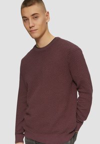 Bordeaux sweatshirt met een textuur van honingraatpatroon. Ronde hals, ribgebreide manchetten en zoom. Gemaakt van zachte, ademende stof.