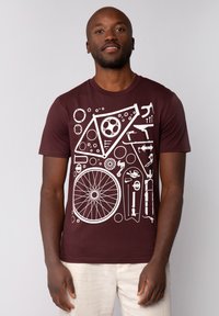 Bordeaux t-shirt met wit fietsgerelateerde grafische ontwerpen, featuring tandwielen, gereedschap en een wiel. Korte mouwen en ronde halslijn.