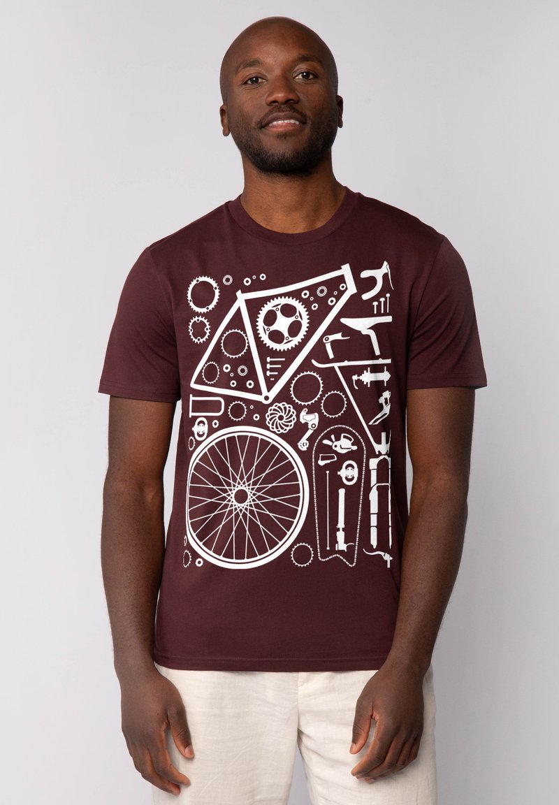 Bordeaux t-shirt met wit fietsgerelateerde grafische ontwerpen, featuring tandwielen, gereedschap en een wiel. Korte mouwen en ronde halslijn.