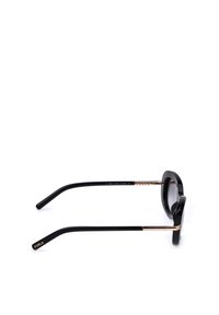 Lunettes de soleil rondes noires avec des accents dorés et le nom de la marque Furla sur les branches, vues de profil sur fond blanc.
