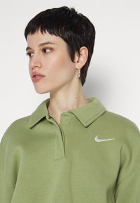 Nike Sportswear W NSW STYLE FLC CROP 3Q POLO - Camisola - alligator/sail
