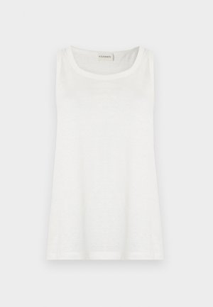 Valkoinen, hihaton toppi pyöreällä pääntiellä. Valmistettu kevyestä, pehmeästä kankaasta, jossa on rento istuvuus ja siistit reunat. Kaulusmerkki näkyvissä niskassa.